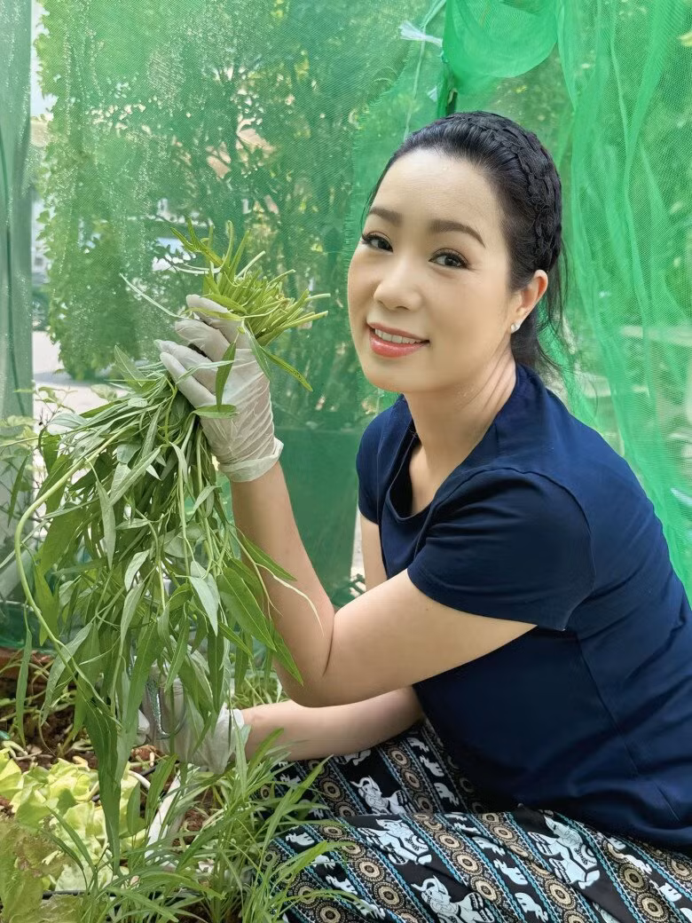 Nữ nghệ sĩ hào hứng thu hoạch rau muống sạch trong vườn. Ảnh: FB Trịnh Kim Chi