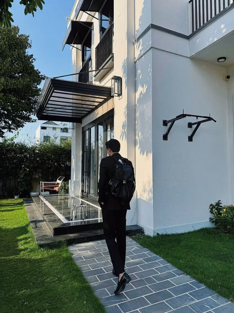 Lối từ vườn vào nhà lát đá xám, bao quanh là thảm cỏ xanh mướt. Ảnh: FB Nguyễn Quốc Trường