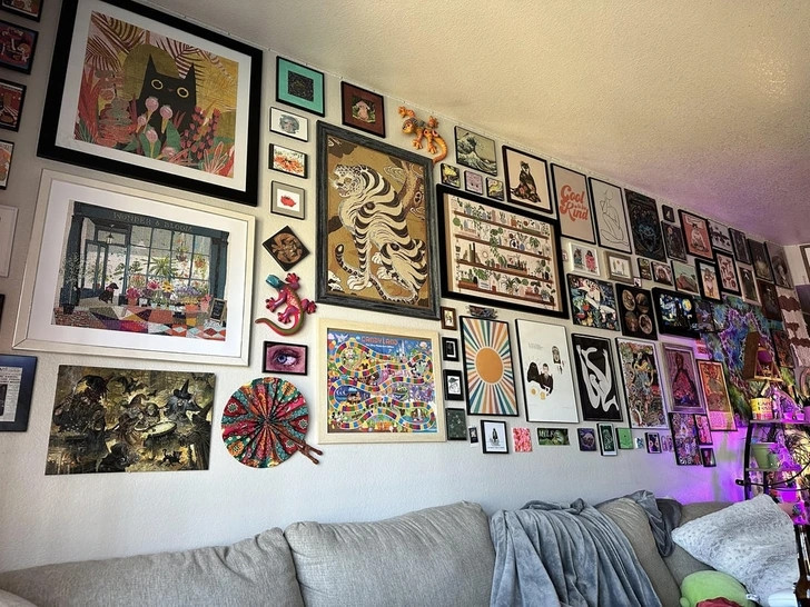 Bức tường trưng bày nhiều tác phẩm nghệ thuật cần thời gian và sự kiên nhẫn, nhưng đây là phong cách thiết kế nội thất đang lên ngôi. Việc sắp xếp các tác phẩm có câu chuyện hoặc lịch sử ý nghĩa sẽ tăng thêm chiều sâu và cá tính cho không gian nhà. Ảnh: Reddit