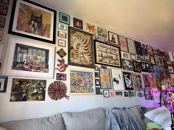 Bức tường trưng bày nhiều tác phẩm nghệ thuật cần thời gian và sự kiên nhẫn, nhưng đây là phong cách thiết kế nội thất đang lên ngôi. Việc sắp xếp các tác phẩm có câu chuyện hoặc lịch sử ý nghĩa sẽ tăng thêm chiều sâu và cá tính cho không gian nhà. Ảnh: Reddit