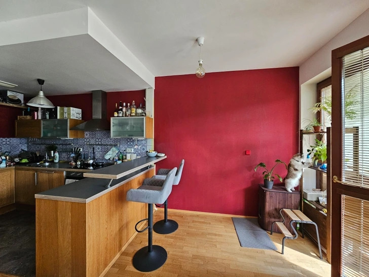 Sơn đỏ là phong cách thiết kế nội thất nổi bật vào cuối những năm 1990 và đầu những năm 2000. Các chuyên gia dự đoán, tông màu đỏ đậm, rực rỡ sẽ sớm xuất hiện ở khắp mọi nơi. Ảnh: Reddit