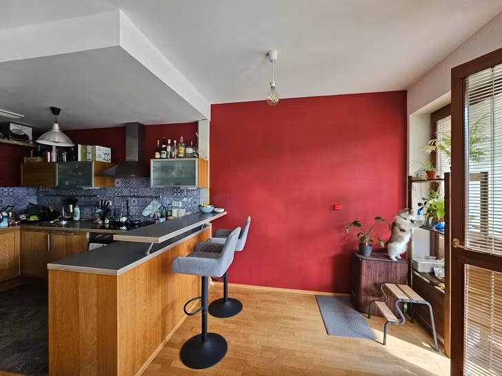 Sơn đỏ là phong cách thiết kế nội thất nổi bật vào cuối những năm 1990 và đầu những năm 2000. Các chuyên gia dự đoán, tông màu đỏ đậm, rực rỡ sẽ sớm xuất hiện ở khắp mọi nơi. Ảnh: Reddit