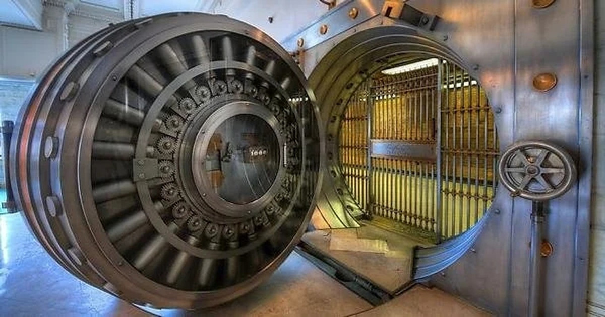 Bên cạnh khối lượng vàng khổng lồ, kho vàng Fort Knox còn được bảo vệ bởi bức tường bê tông dày hơn 4 mét, cửa thép nặng gần 20 tấn và hệ thống an ninh tối tân. Ảnh: Reddit