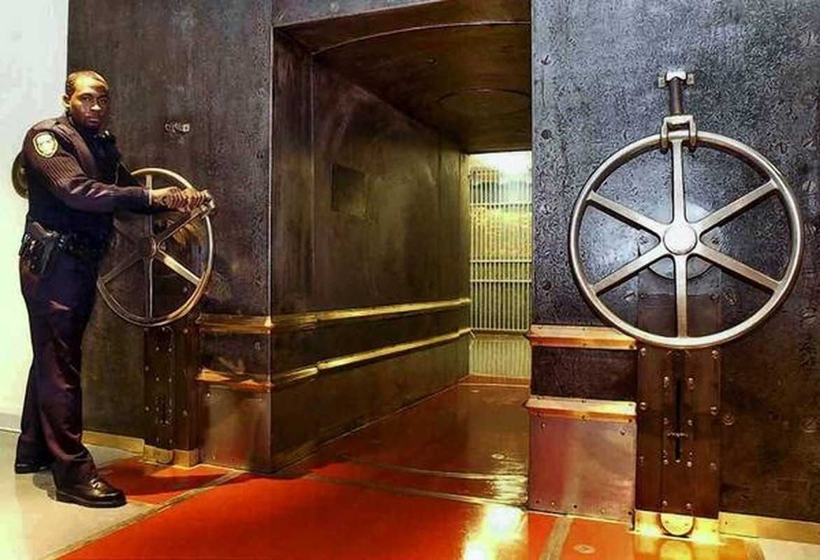 Lối vào hầm duy nhất là đoạn đường hình trụ bằng thép dài 7m, cửa nặng 90 tấn, được bọc trong 140 tấn bê tông và thép mà không một loại bom nào có thế phá được. Ảnh: Atlas Obscura