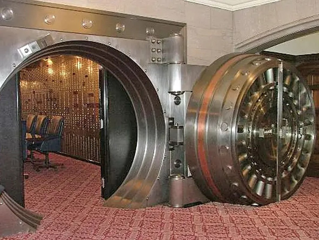 Mã mở kho vàng chia thành nhiều phần, mỗi phần do một người khác nhau nắm giữ, đảm bảo không ai có thể mở được kho vàng một mình. Ảnh: Businessinsider