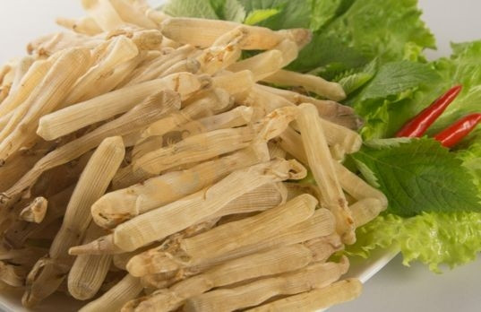 Tuy có vẻ ngoài kém hấp dẫn, nhưng sá sùng có giá trị dinh dưỡng cao. Sá sùng tươi khoảng 300.000 – 400.000 đồng/kg (tùy kích thước), sá sùng khô có giá tới 4 - 5 triệu đồng/kg. Ảnh: Facebook