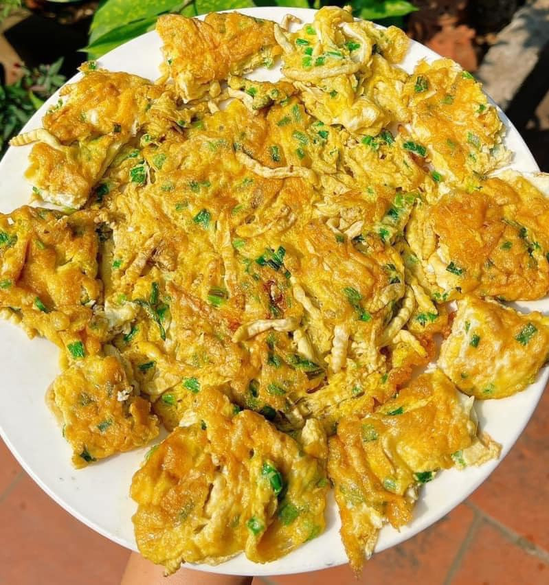 Nhiều thực khách lần đầu thấy sâu chít không khỏi dè chừng, e sợ nhưng khi thưởng thức các món ngon từ loài sâu này lại thích mê bởi vị bùi, béo ngậy. Ảnh: @nguyenthuong9311