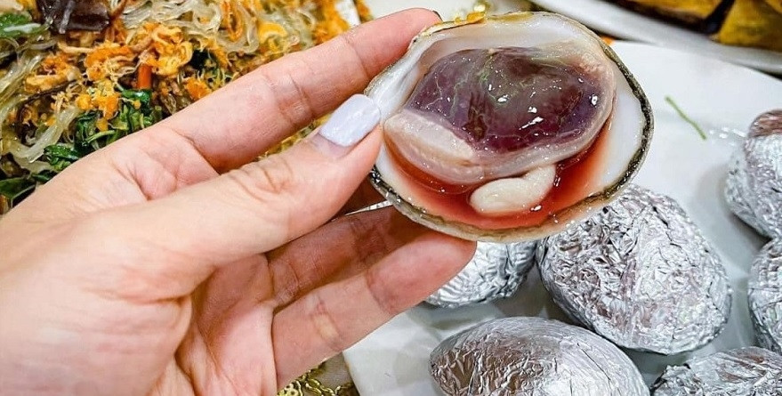 Nhìn bên ngoài, con ngán giống ngao nhưng kích thước lớn hơn, thịt bên trong có màu ngả tím. Ảnh: VDS Travel