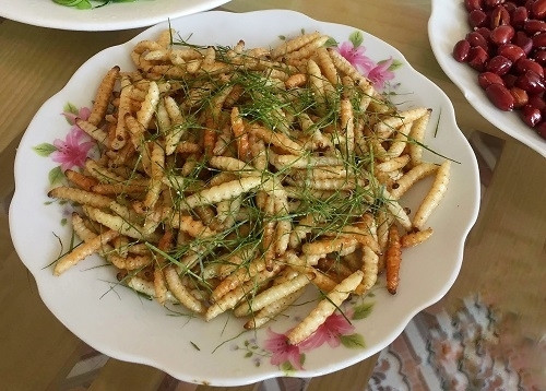 Sâu chít tươi thường dùng để rang, nướng, xào trứng. Ở một số nơi, người ta còn làm món cháo, xôi, ăn kèm sâu chít. Ngon và phổ biến nhất là sâu chít xào lá chanh. ảnh: Báo Cao Bằng