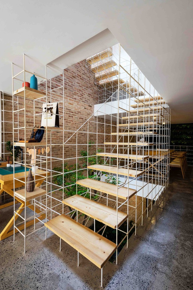 Với ý tưởng về “sợi chỉ may” gắn kết toàn bộ không gian sống, hệ cầu thang cũng làm từ những khung thép kết hợp gỗ cho từng bậc, giúp không gian cởi mở và thanh thoát hơn. Ảnh: Quang Dam