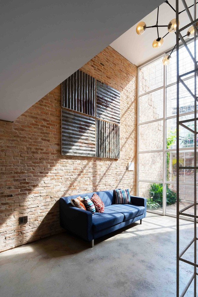  Phòng khách đầy nắng gió. Ảnh: Quang Dam