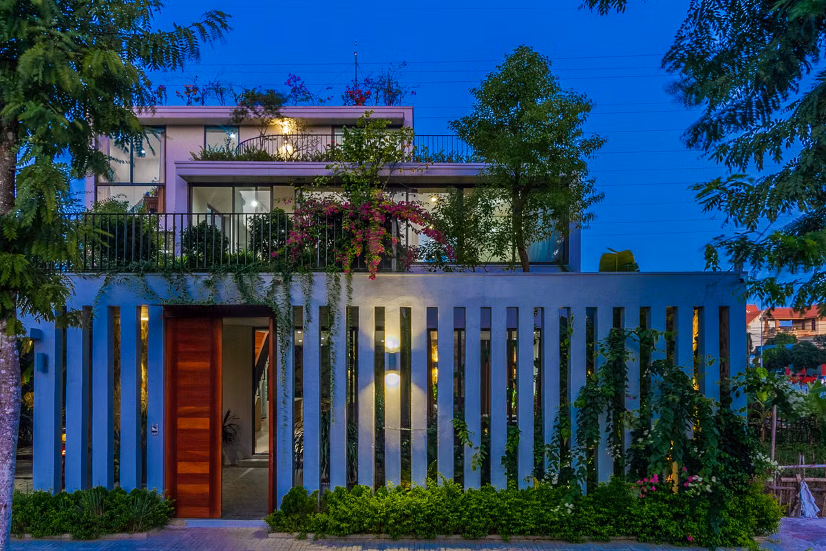 Trên mái của mỗi tầng cũng được trồng cây, tạo không gian xanh mát liên tục tựa như một khu vườn bậc thang. Ảnh: HGAA