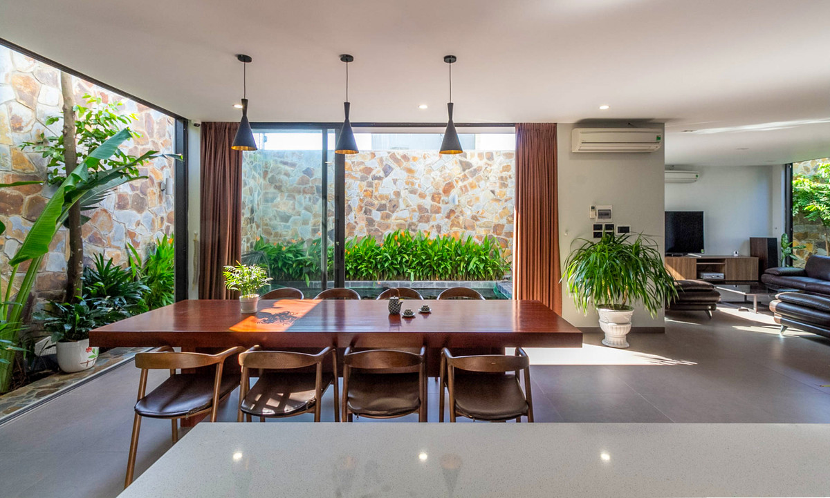 Không gian xanh kết nối các hoạt động của toàn bộ ngôi nhà, tạo ra sự tương tác giữa con người với nhau và với thiên nhiên. Ảnh: HGAA