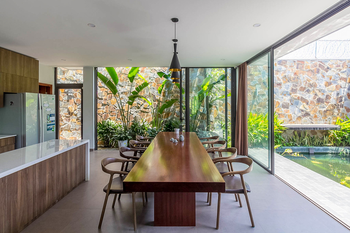 Trong ngôi nhà 3 tầng, công năng sử dụng được phân chia theo từng lớp. Tầng 1 là các không gian chung - khách, ăn, bếp. Ảnh: HGAA