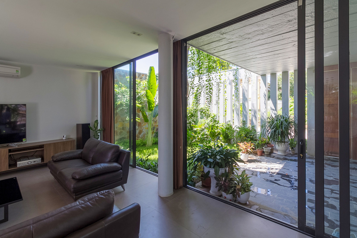 Mặt tiền khối trung tâm được thiết kế cửa sổ suốt chiều dài, tạo góc nhìn rộng mở đồng thời tăng thêm ấn tượng về hình khối của ngôi nhà. Ảnh: HGAA