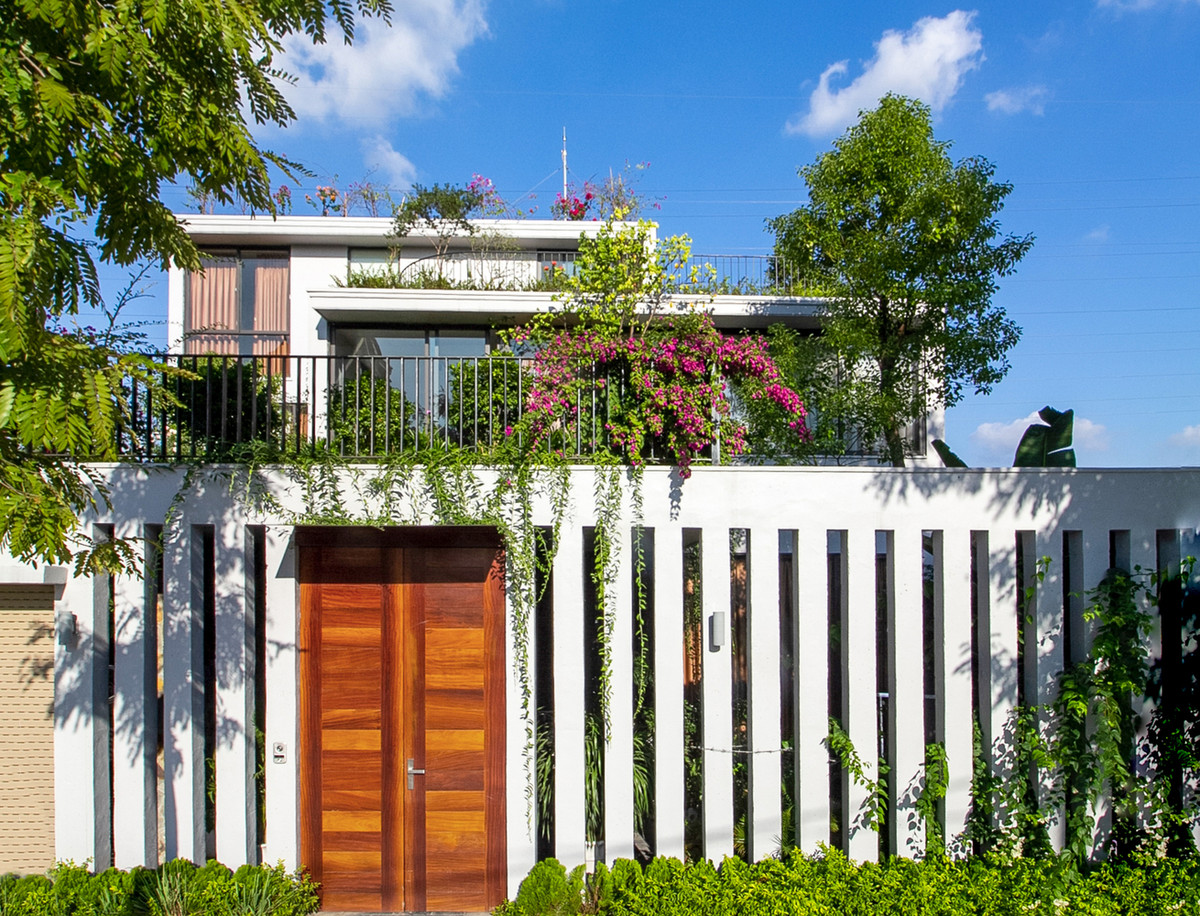 Ý tưởng chính của không gian căn nhà là sự sắp xếp các khối chức năng theo từng lớp, từ ngoài vào trong, từ dưới lên trên, tạo nên những khu vườn liên hoàn. Ảnh: HGAA