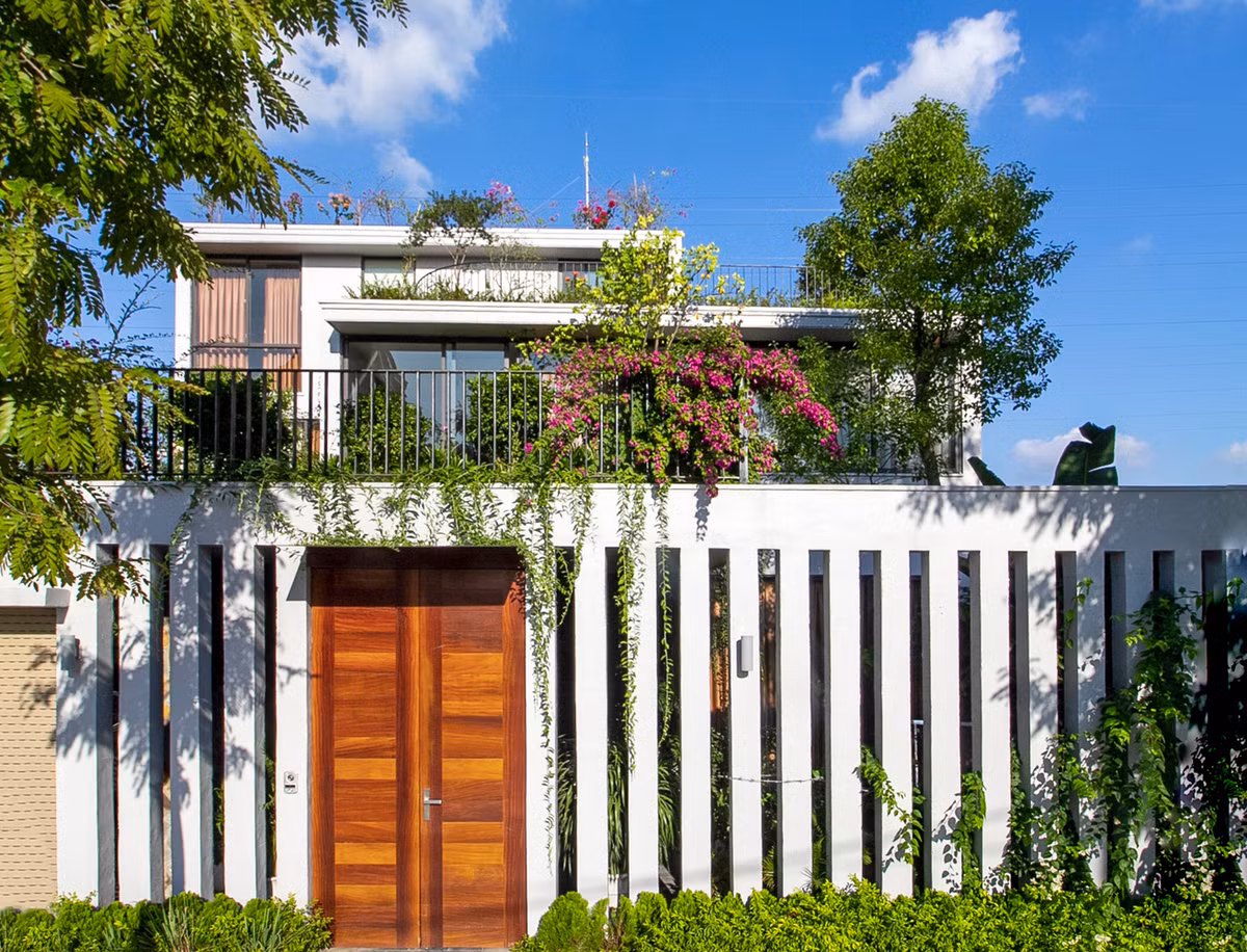 Ý tưởng chính của không gian căn nhà là sự sắp xếp các khối chức năng theo từng lớp, từ ngoài vào trong, từ dưới lên trên, tạo nên những khu vườn liên hoàn. Ảnh: HGAA