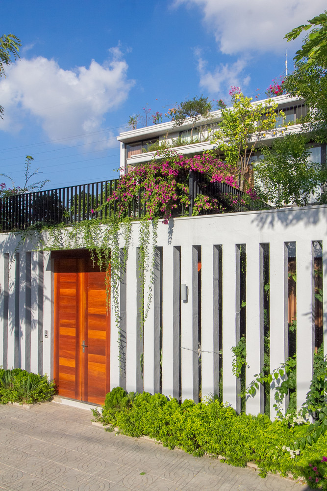 Điều này giúp tạo ra khoảng không gian trống được sử dụng làm vườn cây, ao cá, giúp điều hòa ánh sáng, gió, che nắng, tạo cảnh quan đẹp khi nhìn từ trong nhà. Ảnh: HGAA