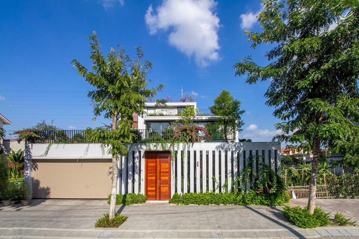  Ngôi nhà mang phong cách hiện đại và đan xen bởi những mảng xanh của thiên nhiên. Ảnh: HGAA