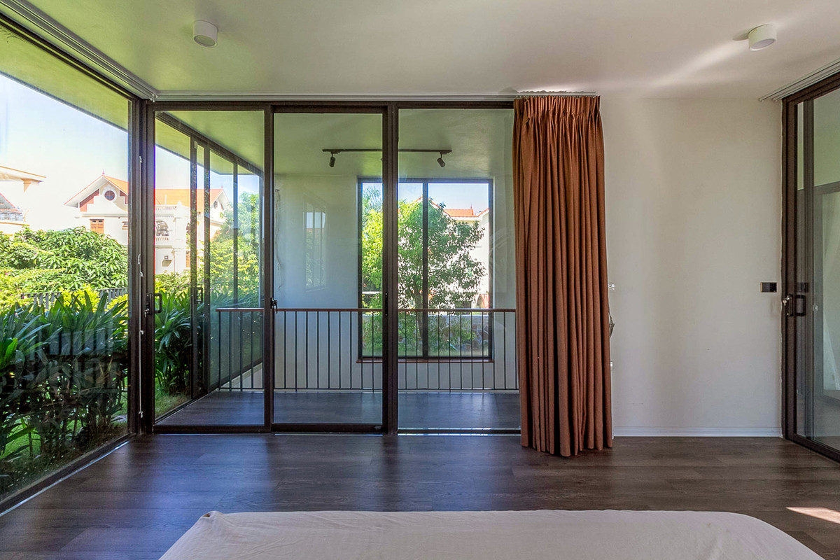 Nhờ cửa kính lớn, gia chủ có thể ngắm khu vườn ngay cả khi ở trong phòng ngủ. Ảnh: HGAA