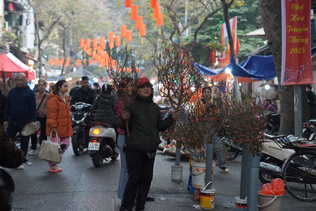 Không chỉ là nơi mua bán hoa, chợ hoa Tết Hàng Lược còn là nơi người dân Thủ đô tìm về những giá trị truyền thống, tận hưởng không khí Tết cổ truyền và lưu giữ những ký ức đẹp. Ảnh: Khánh Huy