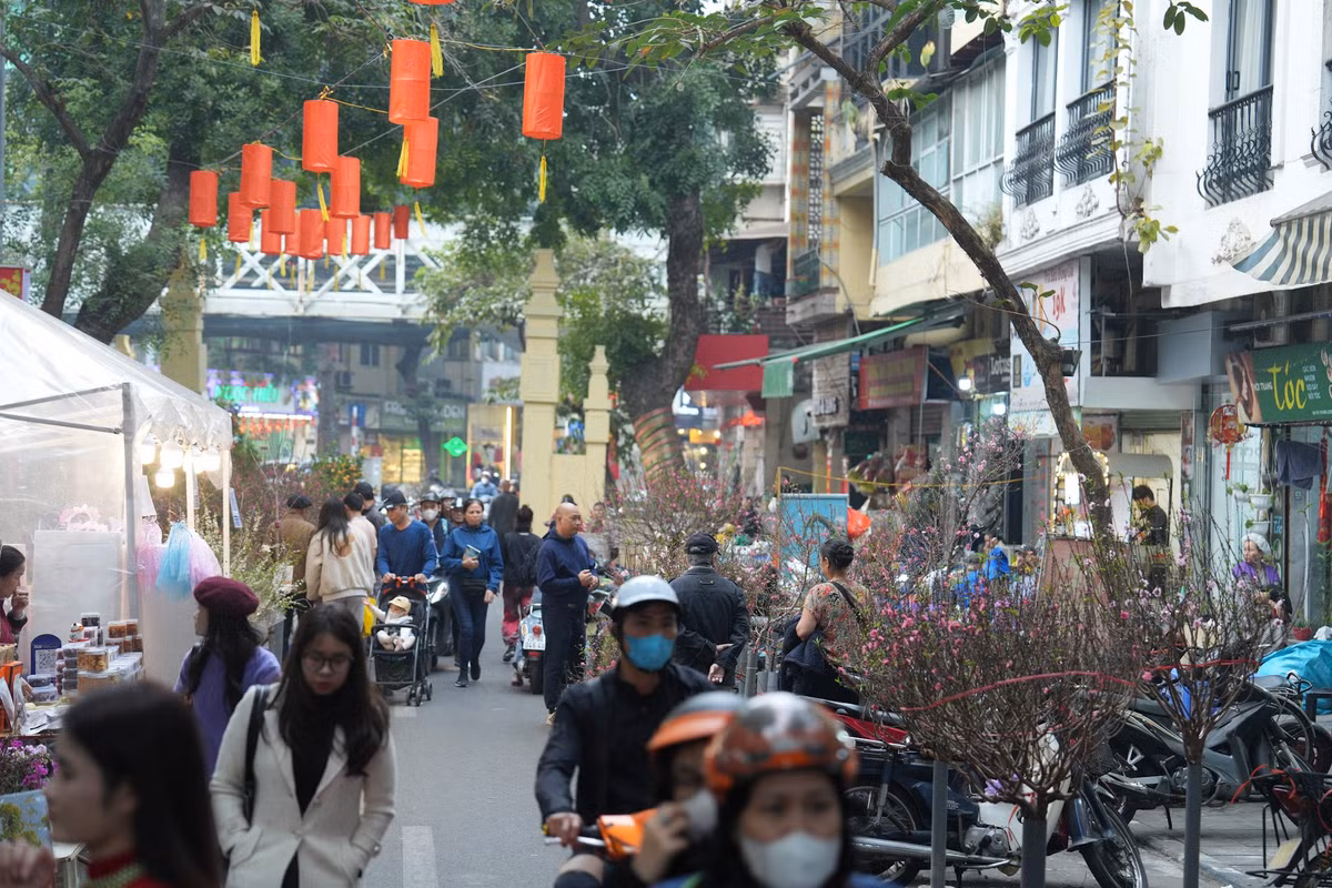 Chợ hoa Hàng Lược được hình thành từ những năm đầu thế kỷ 20, là một trong những chợ hoa lâu đời nhất Hà Nội. Ảnh: Khánh Huy