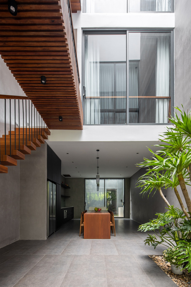 Do đó, kiến trúc sư giải quyết triệt để vấn đề từ ngoài vào trong nhưng vẫn đảm bảo tính thẩm mỹ cho căn nhà. Ảnh: Hoàng Lê