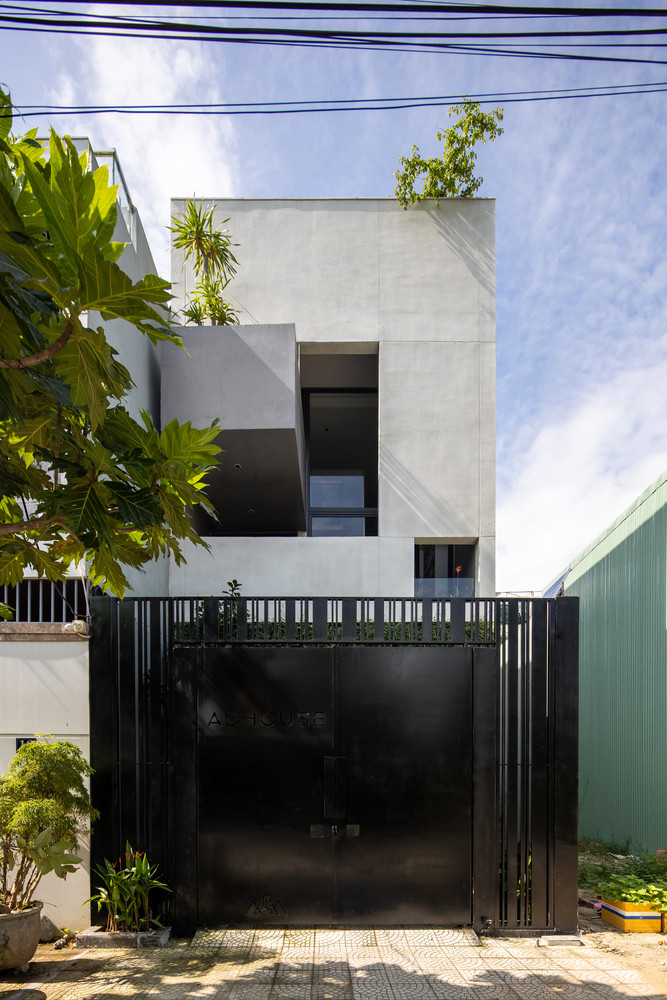 Ở bên ngoài, vỏ bọc bao che được đóng kín 2 lớp, có những ô trống và lớp đệm thiên nhiên nhằm hạn chế tối đa ánh nắng mặt trời chiếu trực tiếp và mưa tạt vào bên trong các phòng, từ đó thiên nhiên có thể luồn lách vào từng ngóc ngách bên trong. Ảnh: Hoàng Lê