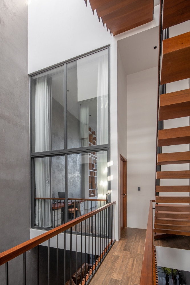 Cầu thang lan can có độ hở giúp không gian thêm thông thoáng, tối ưu ánh sáng len lỏi vào từng ngóc ngách. Ảnh: Hoàng Lê
