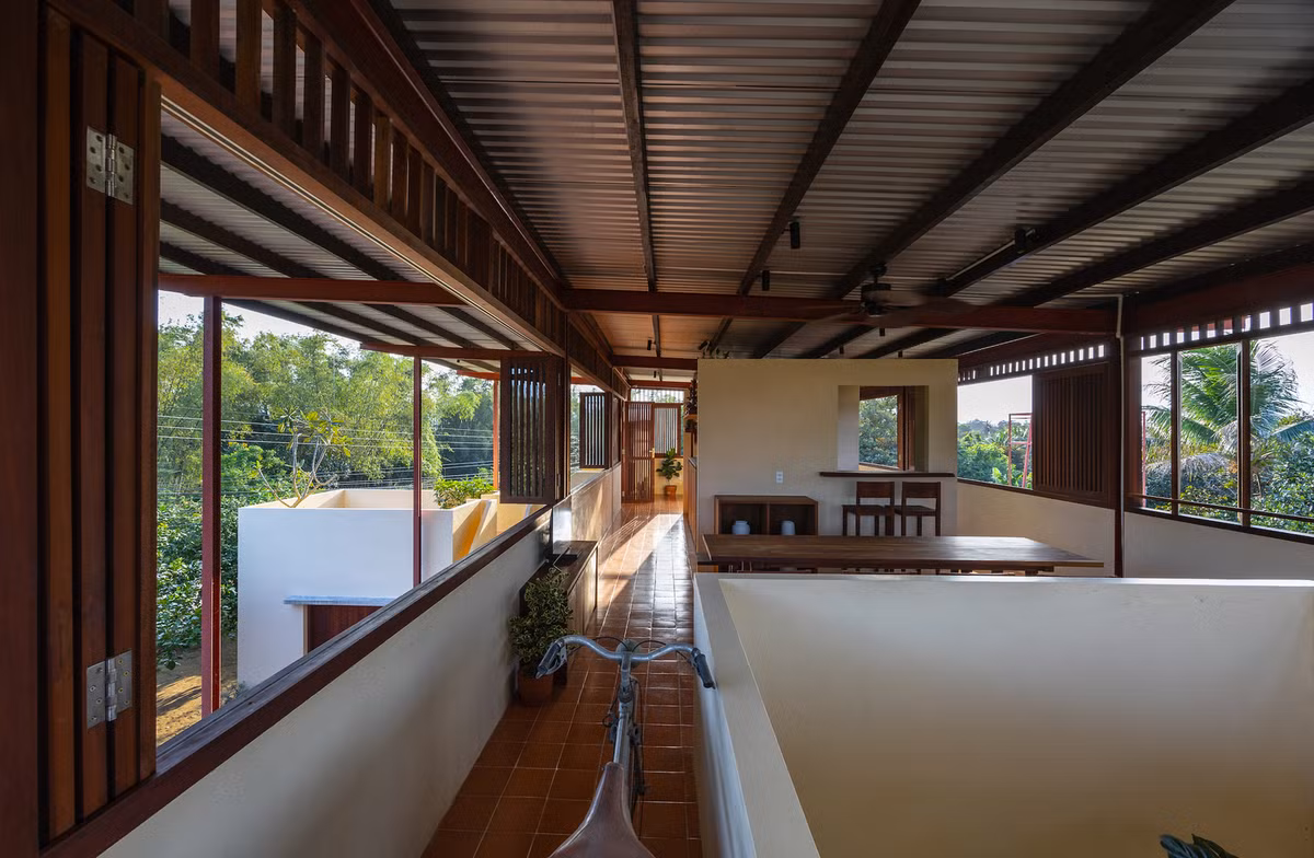 Bếp, phòng ăn và phòng sinh hoạt chung thông thoáng và kết nối với nhau, thích hợp cho các bữa tiệc gia đình. Ảnh: Triệu Chiến