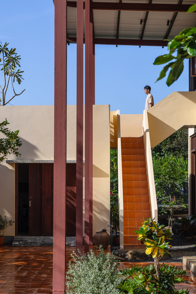 Khách ghé thăm không đi thẳng vào nhà mà bước lên một cầu thang bên ngoài dẫn dắt lên phòng khách và một sân hiên ngoài trời. Ảnh: Triệu Chiến