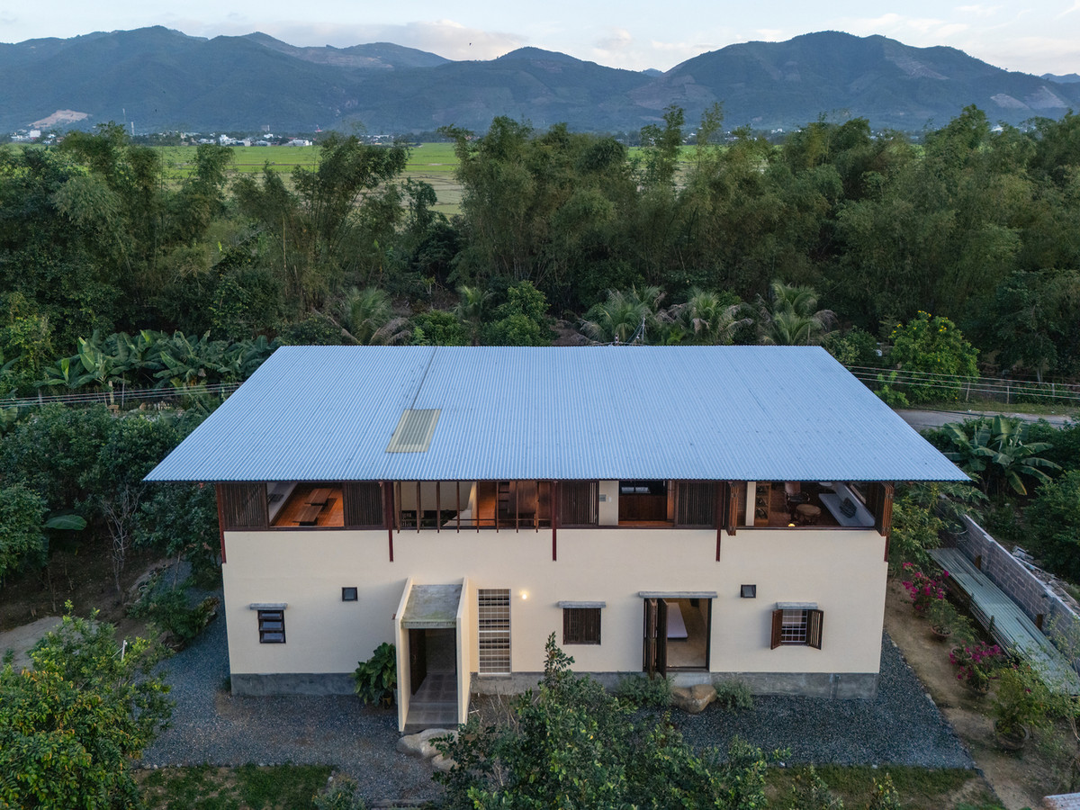 Trái ngược với cuộc sống hiện đại hối hả của thành phố biển Nha Trang, Diên Khánh là một vùng đất có nhịp sống chậm rãi, với vẻ đẹp tự nhiên của non nước hữu tình. Ảnh: Triệu Chiến