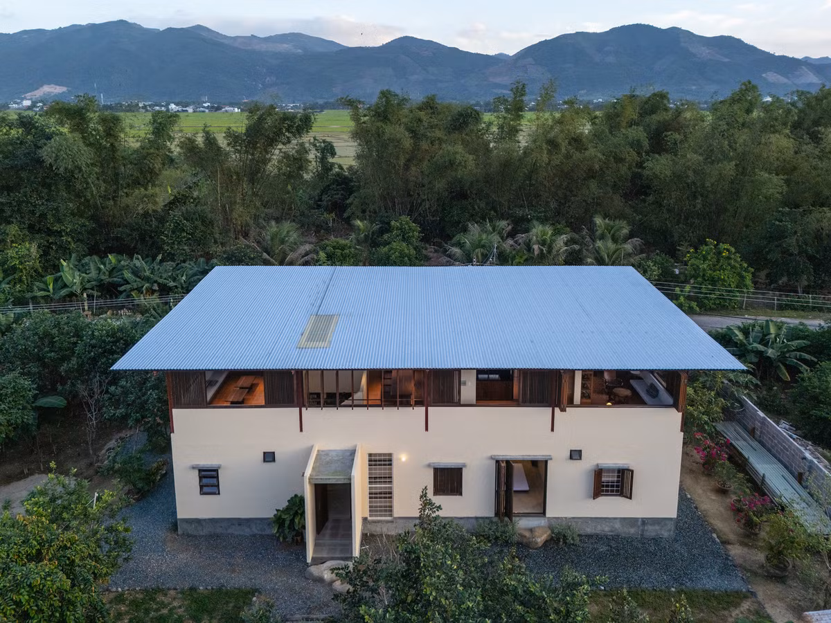 Trái ngược với cuộc sống hiện đại hối hả của thành phố biển Nha Trang, Diên Khánh là một vùng đất có nhịp sống chậm rãi, với vẻ đẹp tự nhiên của non nước hữu tình. Ảnh: Triệu Chiến