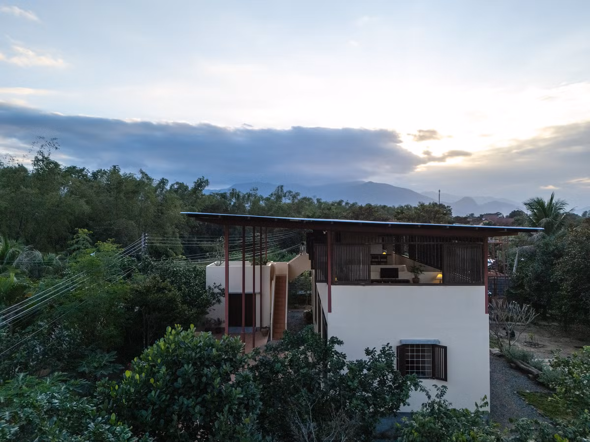 Công trình nằm trong ngôi làng có mật độ xây dựng thấp, xung quanh đều là những ngôi nhà nông thôn với vườn cây ăn trái lâu năm. Ảnh: Triệu Chiến