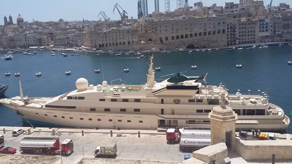 "Warren Buffett Trung Đông” cũng sở hữu một siêu du thuyền Kingdom 5KR, trị giá 325 triệu USD, dài 85,9 m. Ảnh: Getty