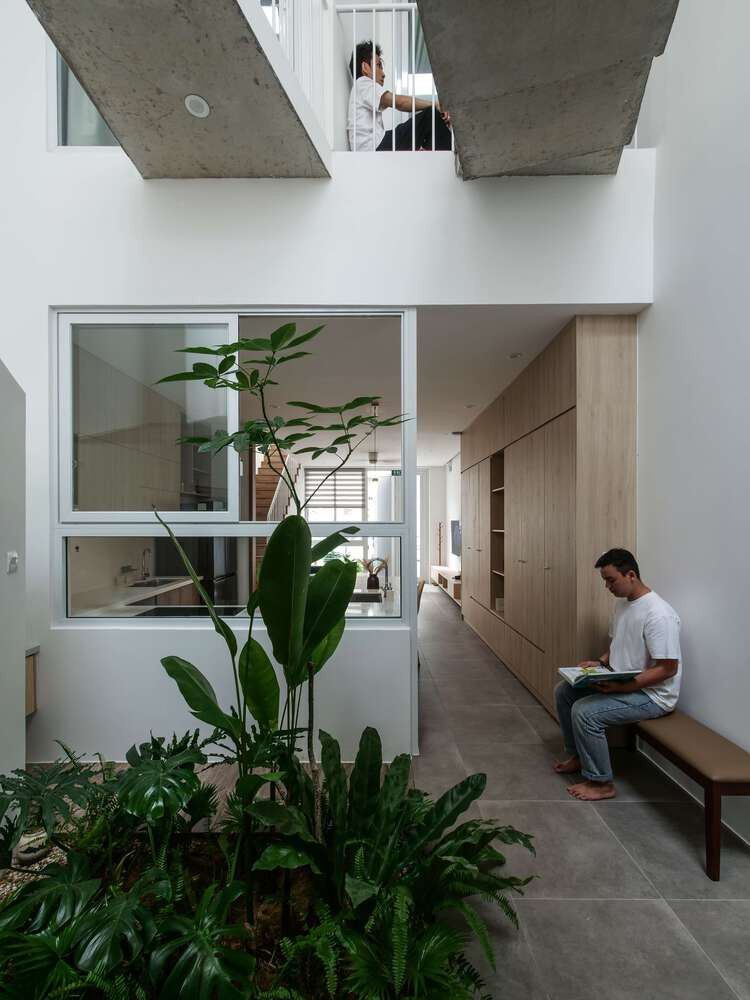 Ngôi nhà hướng Tây được chia thành 3 phòng ngủ, phòng khách và bếp thông nhau, cùng nhiều không gian sinh hoạt chung. Ảnh: D inh R