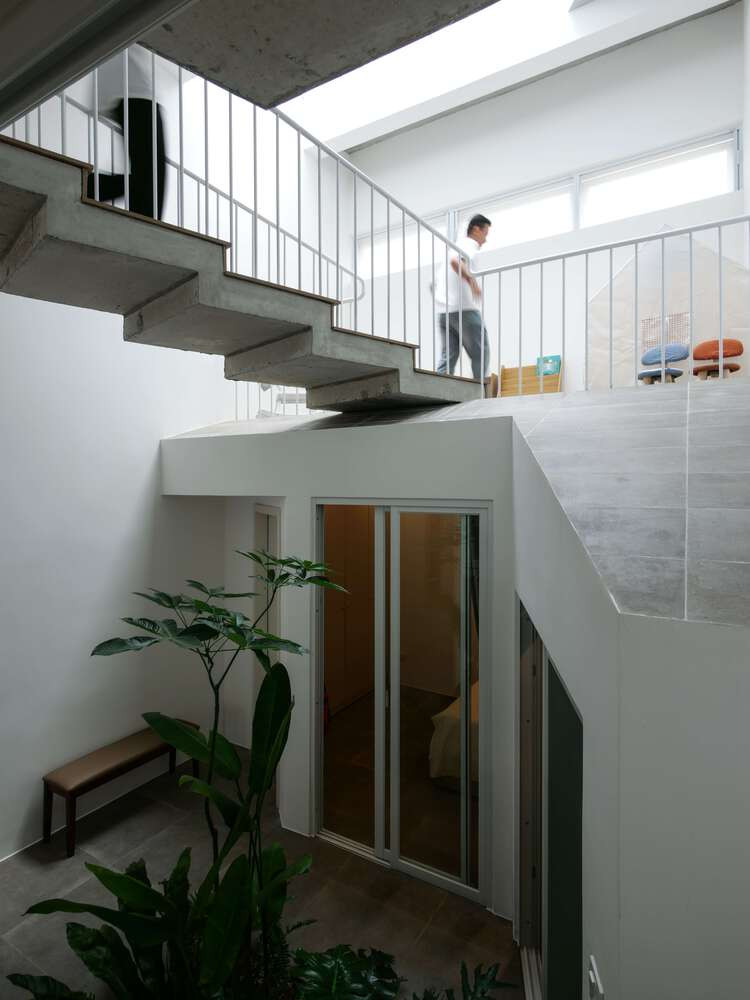 Thiết kế này tạo ra nhiều hiệu ứng thị giác với nhiều góc nhìn khác nhau, đồng thời đóng vai trò quan trọng trong việc điều hòa vi khí hậu bên trong. Ảnh: D inh R