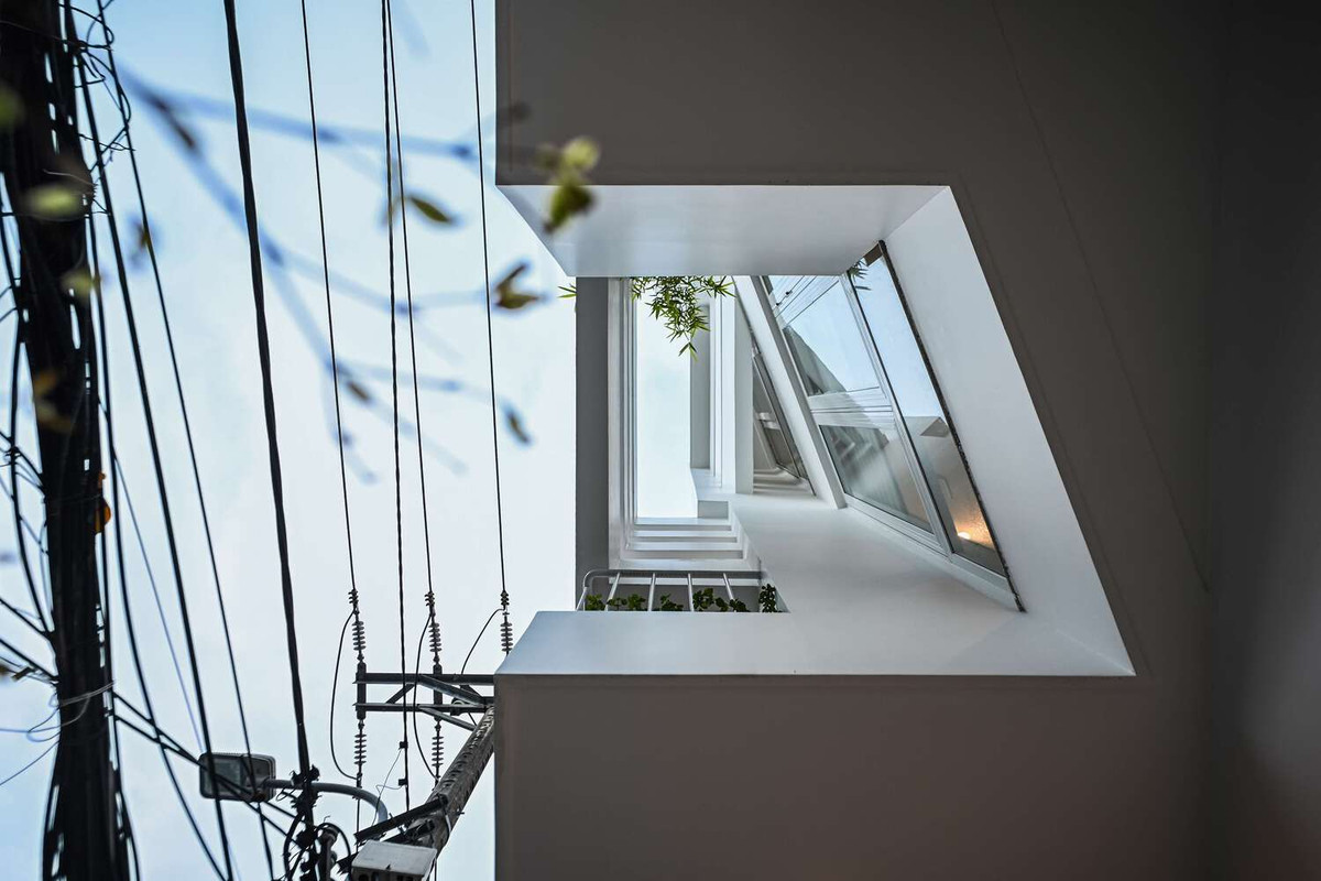 Tuy nhiên, để tận dụng tối đa gió, mặt tiền phía sau lam được thiết kế nghiêng về phía Tây Nam, tạo điều kiện đón gió và làm mát không gian sống một cách tự nhiên. Ảnh: D inh R