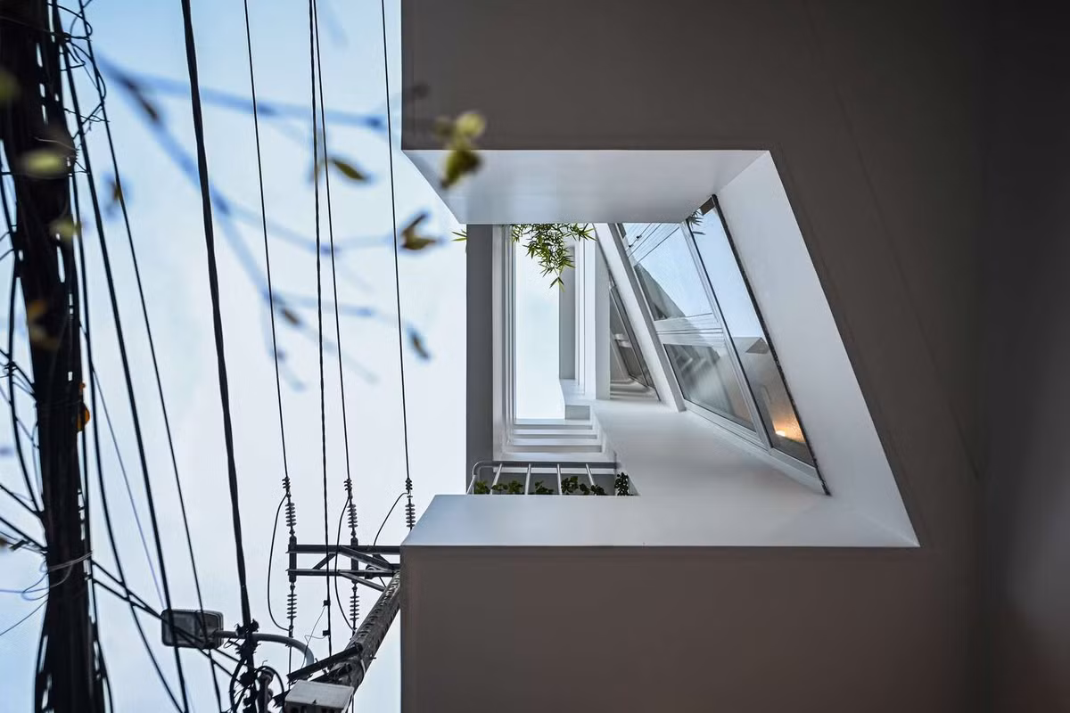 Tuy nhiên, để tận dụng tối đa gió, mặt tiền phía sau lam được thiết kế nghiêng về phía Tây Nam, tạo điều kiện đón gió và làm mát không gian sống một cách tự nhiên. Ảnh: D inh R