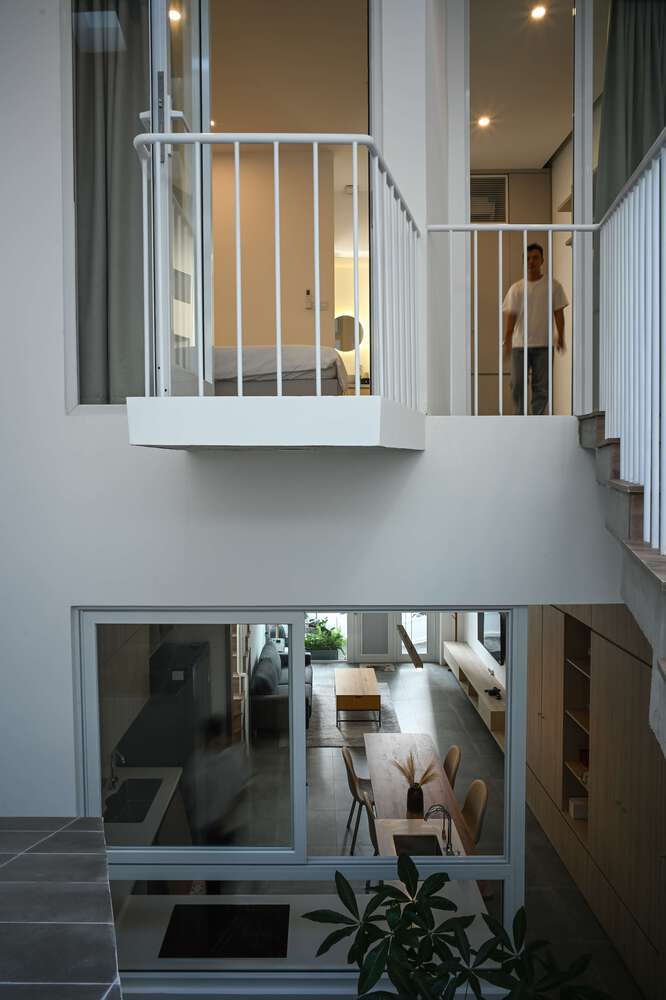 Không gian mở, cửa thông gió và cửa kính giúp ngôi nhà luôn tràn ngập ánh sáng tự nhiên. Ảnh: D inh R