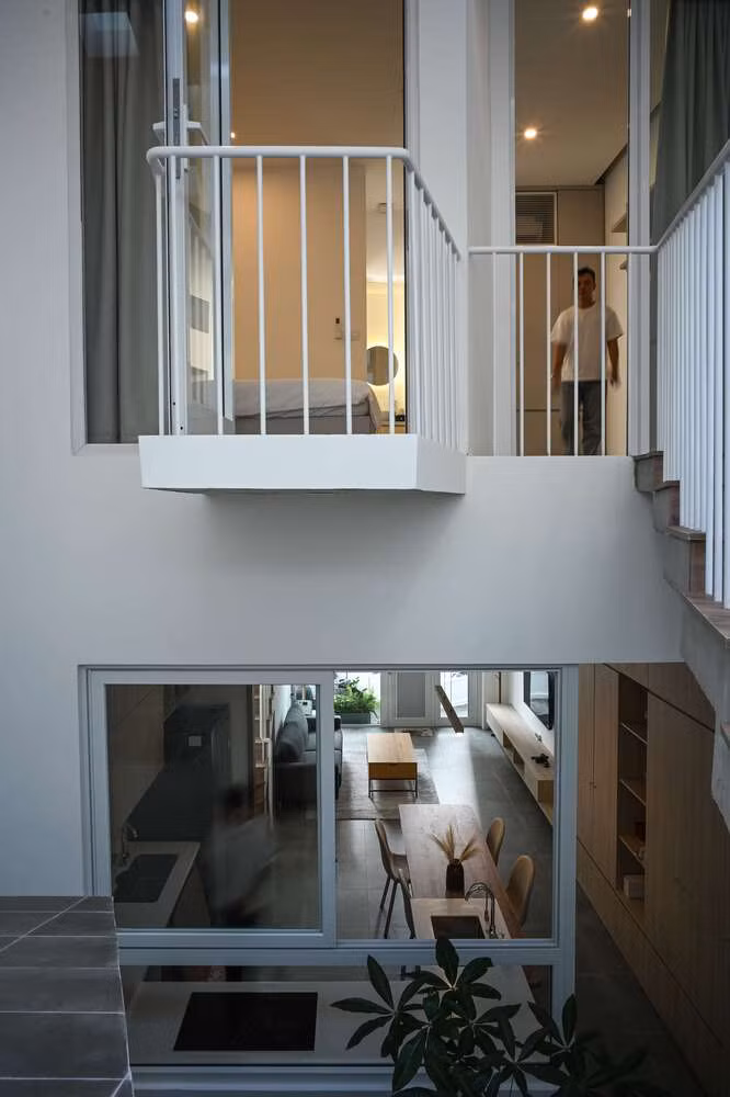 Không gian mở, cửa thông gió và cửa kính giúp ngôi nhà luôn tràn ngập ánh sáng tự nhiên. Ảnh: D inh R