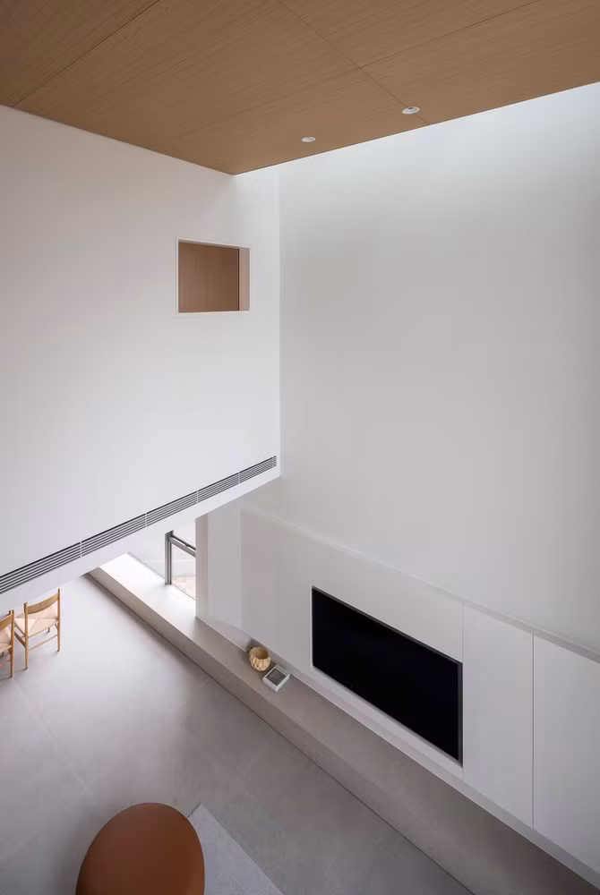 Tại đây được bố trí một khoảng thông tầng cao hơn 5 mét mở ra một góc bầu trời không bị che chắn, cảm nhận được sự thay đổi của từng thời khắc trong ngày. Ảnh: Nguyễn Thái Thạch