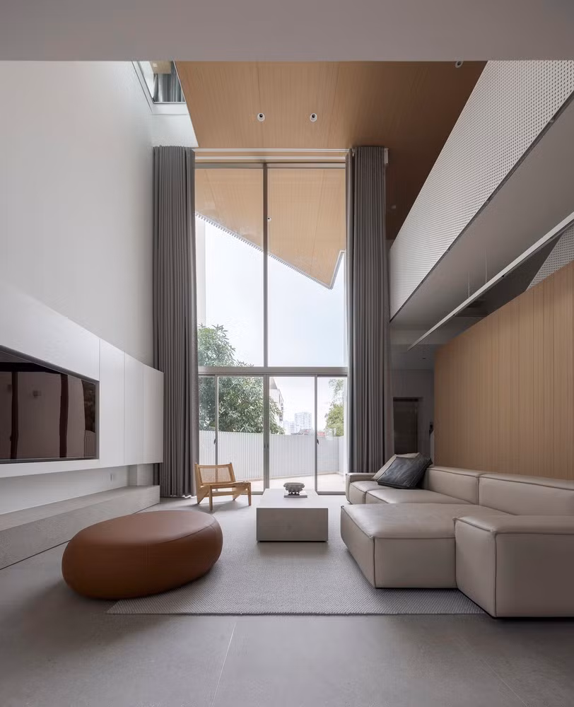 Tầng trệt sử dụng cho mục đích kinh doanh và 4 tầng trên dành cho sinh hoạt gia đình. Ảnh: Nguyễn Thái Thạch