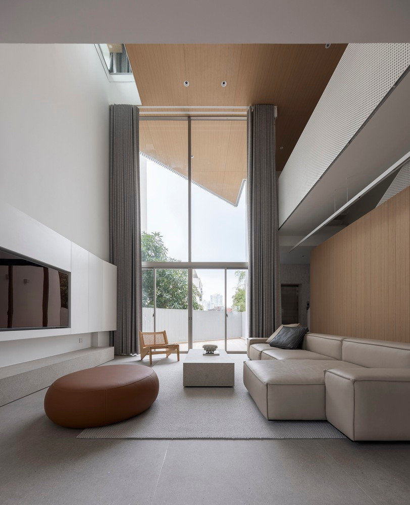 Tầng trệt sử dụng cho mục đích kinh doanh và 4 tầng trên dành cho sinh hoạt gia đình. Ảnh: Nguyễn Thái Thạch