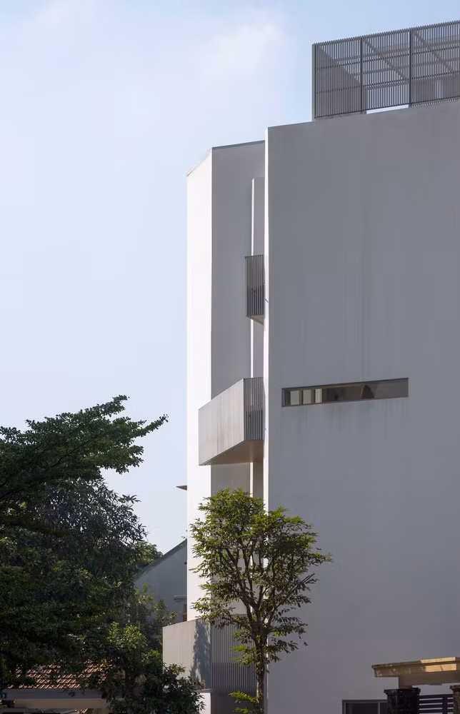 Các đường chéo và cạnh vát được sử dụng để tạo ra đặc điểm riêng biệt trong thiết kế bên ngoài của tòa nhà. Ảnh: Nguyễn Thái Thạch