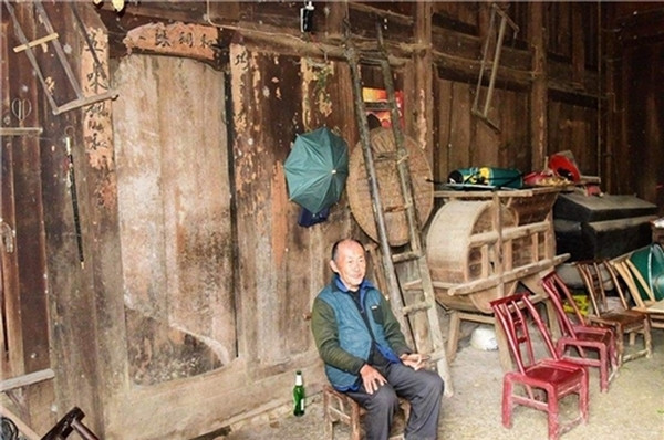 Sống ở khu vực xa xôi hẻo lánh, gia đình ông Dương là một trong những hộ nghèo nhất thôn, phải xin trợ cấp hộ nghèo từ chính quyền địa phương. Ảnh: 163