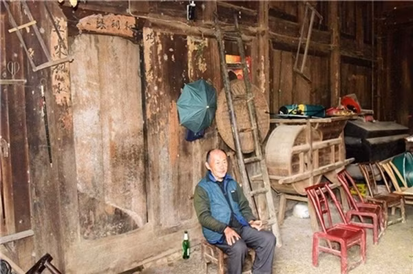 Sống ở khu vực xa xôi hẻo lánh, gia đình ông Dương là một trong những hộ nghèo nhất thôn, phải xin trợ cấp hộ nghèo từ chính quyền địa phương. Ảnh: 163