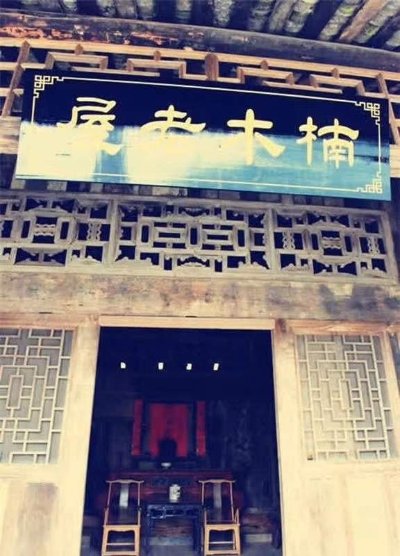 Theo các chuyên gia, căn nhà của ông Dương được xây dựng từ 60 tấm gỗ nanmu vàng dài 2m với tổng trọng lượng khoảng 200 tấn, chiếm 90% nguyên liệu. Ảnh: Sohu