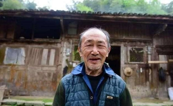 Ngôi nhà cấp 4 cũ kỹ này thuộc sở hữu của một cụ ông họ Dương ở thôn Hoàng Liên Khê, Châu tự trị dân tộc Thổ Gia, Miêu Ân Thi, tỉnh Hồ Bắc, Trung Quốc. Ảnh: Sina