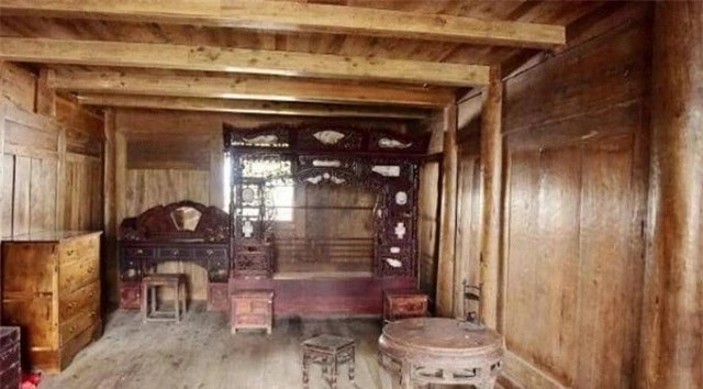 Bên trong căn nhà cấp 4 cũ kỹ chỉ có vài đồ đạc bằng gỗ đơn sơ và cũ kỹ, những bức tường đã loang lỗ do sự bào mòn của năm tháng. Ảnh: 163